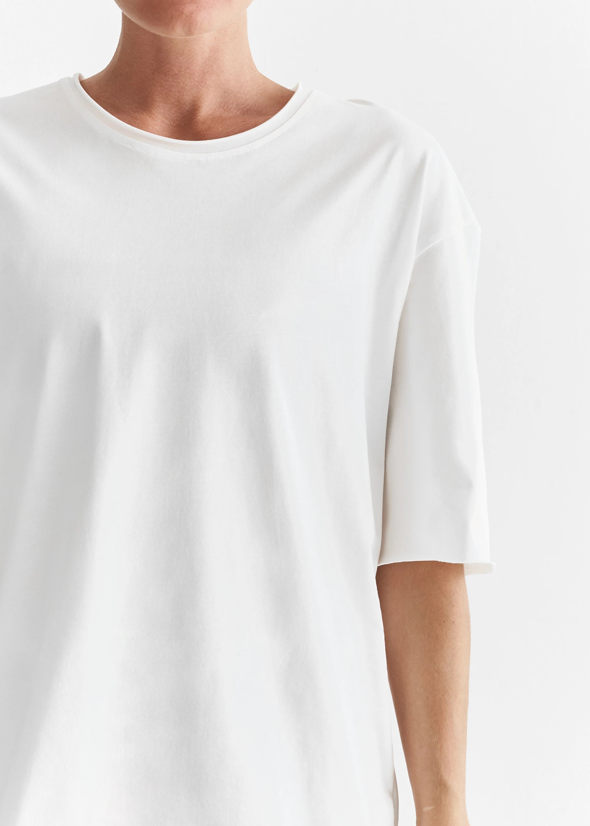LOOSE T-SHIRT WITH RAW EDGE