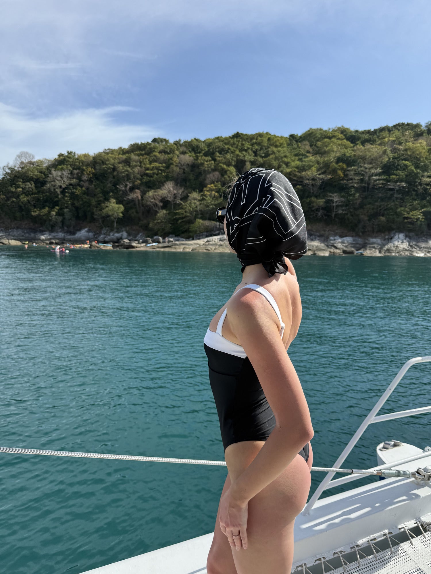 ONE-PIECE SWIMSUIT WITH CONTRASTING NECKLINE INSERTS